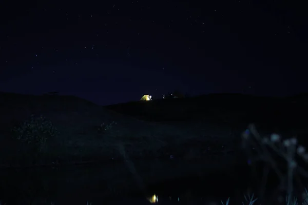 Tienda Amarilla Iluminada Por Noche Con Hermoso Cielo Nocturno Bukit —  Fotos de Stock