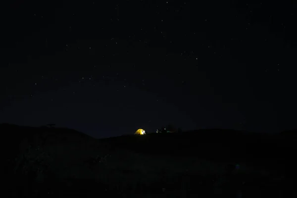 Tente Jaune Illuminée Nuit Avec Beau Ciel Nocturne Bukit Teletubies — Photo
