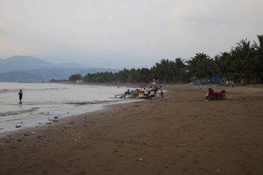 Sukabumi, Batı Java, Endonezya - 23 Ağustos 2021: Endonezyalı geleneksel balıkçılar Batu Bintang Beach Palabuhanratu, Sukabumi, Batı Java