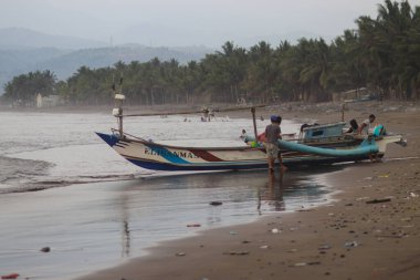 Sukabumi, Batı Java, Endonezya - 23 Ağustos 2021: Endonezyalı geleneksel balıkçılar Batu Bintang Beach Palabuhanratu, Sukabumi, Batı Java