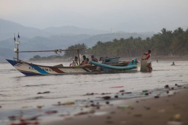 Sukabumi, Batı Java, Endonezya - 23 Ağustos 2021: Endonezyalı geleneksel balıkçılar Batu Bintang Beach Palabuhanratu, Sukabumi, Batı Java