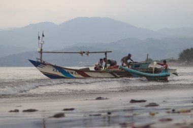 Sukabumi, Batı Java, Endonezya - 23 Ağustos 2021: Endonezyalı geleneksel balıkçılar Batu Bintang Beach Palabuhanratu, Sukabumi, Batı Java
