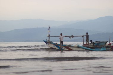 Sukabumi, Batı Java, Endonezya - 23 Ağustos 2021: Endonezyalı geleneksel balıkçılar Batu Bintang Beach Palabuhanratu, Sukabumi, Batı Java
