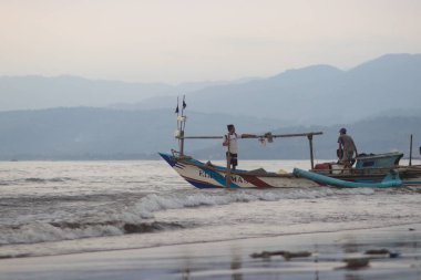 Sukabumi, Batı Java, Endonezya - 23 Ağustos 2021: Endonezyalı geleneksel balıkçılar Batu Bintang Beach Palabuhanratu, Sukabumi, Batı Java