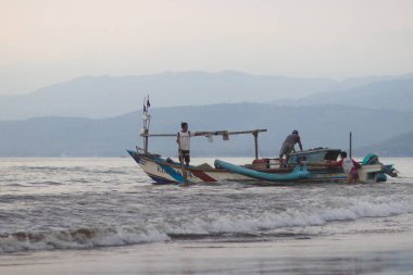 Sukabumi, Batı Java, Endonezya - 23 Ağustos 2021: Endonezyalı geleneksel balıkçılar Batu Bintang Beach Palabuhanratu, Sukabumi, Batı Java