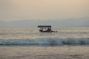 Sukabumi, Batı Java, Endonezya - 23 Ağustos 2021: Endonezyalı geleneksel balıkçılar Batu Bintang Beach Palabuhanratu, Sukabumi, Batı Java