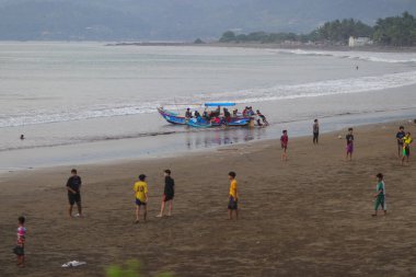 Sukabumi, Batı Java, Endonezya - 23 Ağustos 2021: Endonezyalı geleneksel balıkçılar Batu Bintang Beach Palabuhanratu, Sukabumi, Batı Java