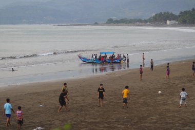 Sukabumi, Batı Java, Endonezya - 23 Ağustos 2021: Endonezyalı geleneksel balıkçılar Batu Bintang Beach Palabuhanratu, Sukabumi, Batı Java