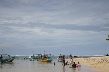 Sukabumi, Batı Java, Endonezya - 14 Mart 2021: Endonezya Geleneksel balıkçı tekneleri Cibuaya Sahili Ujung Genteng Sukabumi, Batı Java, Endonezya
