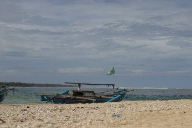 Sukabumi, Batı Java, Endonezya - 14 Mart 2021: Endonezya Geleneksel balıkçı tekneleri Cibuaya Sahili Ujung Genteng Sukabumi, Batı Java, Endonezya