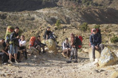 Garut, Batı Cava, Endonezya - 21 Ocak 2021: Bir grup genç Asyalı PapanAllah Dağı 'nda yürüyüş yapıyor. Papandayan, Garut 'ta dört büyük zirve krateri bulunan karmaşık bir stratovolcano.