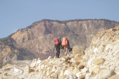 Garut, Batı Cava, Endonezya - 21 Ocak 2021: Bir grup genç Asyalı PapanAllah Dağı 'nda yürüyüş yapıyor. Papandayan, Garut 'ta dört büyük zirve krateri bulunan karmaşık bir stratovolcano.
