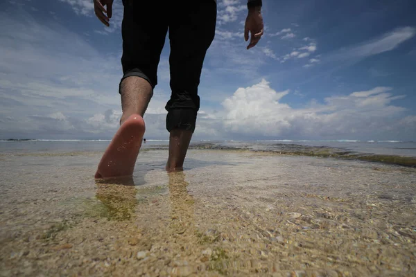 Vista Ángulo Bajo Hombre Asiático Está Caminando Sobre Agua Playa — Foto de Stock
