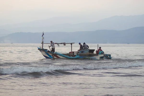 Sukabumi Java Ocidental Indonésia Agosto 2021 Pescadores Tradicionais Indonésios Vão — Fotografia de Stock