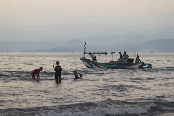Sukabumi Java Ocidental Indonésia Agosto 2021 Pescadores Tradicionais Indonésios Vão — Fotografia de Stock