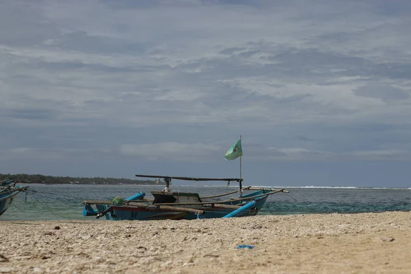 Sukabumi, Batı Java, Endonezya - 14 Mart 2021: Endonezya Geleneksel balıkçı tekneleri Cibuaya Sahili Ujung Genteng Sukabumi, Batı Java, Endonezya