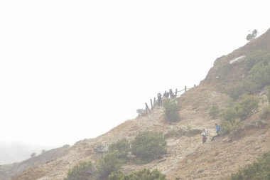 Garut, Batı Cava, Endonezya - 22 Ocak 2021: Bir grup genç Asyalı PapanAllah Dağı 'nda yürüyüş yapıyor. Papandayan, Garut 'ta dört büyük zirve krateri bulunan karmaşık bir stratovolcano.