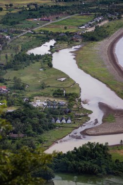 Puncak Darma, Ciletuh UNESCO Global Geopark 'tan nehir ve sahil manzarası. Puncak Darma, Sukabumi, Batı Java, Endonezya 'nın Ciletuh Geopark bölgesindeki en yüksek yaylalardan biridir..
