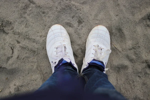Hombre Asiático Con Zapatos Blancos Pantalones Vaqueros Azules Está Pie — Foto de Stock