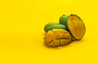 Taze olgun mangoyu yakından görmek turuncu arka planda izole edilmiş olarak yemeye hazır.