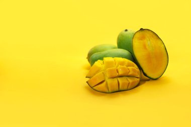 Taze olgun mangoyu yakından görmek turuncu arka planda izole edilmiş olarak yemeye hazır.