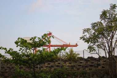 Sukabumi, Batı Java, Endonezya - 23 Ağustos 2021: Kömürle çalışan buhar santralinin gri ve bulutlu gökyüzü Batu Bintang plajı Pelabuhanratu Sukabumi, Batı Java, Endonezya yakınlarındaki manzarası.