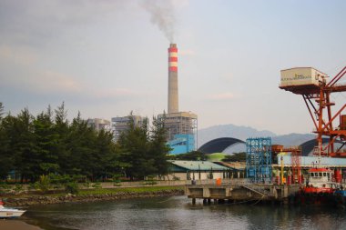 Sukabumi, Batı Java, Endonezya - 23 Ağustos 2021: Kömür yakıtlı buhar santralinin büyük bacasından çıkan duman kirliliğinin manzarası, Batı Java, Endonezya yakınlarındaki Pelabuhanratu Coast Sukabumi, Batı Java,.