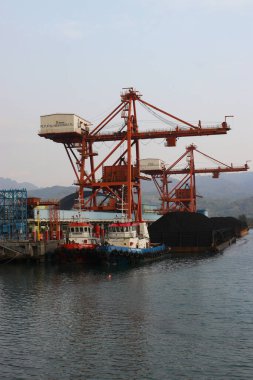 Sukabumi, Batı Java, Endonezya - 23 Ağustos 2021: Kömürle çalışan buhar santralinin gri ve bulutlu gökyüzü Batu Bintang plajı Pelabuhanratu Sukabumi, Batı Java, Endonezya yakınlarındaki manzarası.