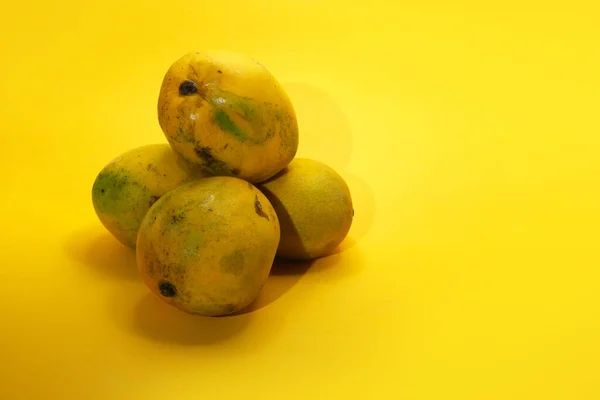 Taze Olgun Küçük Mango Grubunun Yakın Çekim Görüntüsü Turuncu Arka — Stok fotoğraf