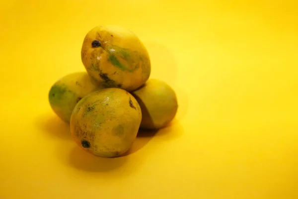 Taze Olgun Küçük Mango Grubunun Yakın Çekim Görüntüsü Turuncu Arka — Stok fotoğraf