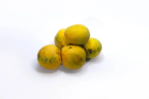 Taze Olgun Küçük Mango Grubunun Yakın Çekim Görüntüsü Beyaz Arka — Stok fotoğraf