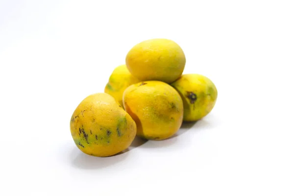 Taze Olgun Küçük Mango Grubunun Yakın Çekim Görüntüsü Beyaz Arka — Stok fotoğraf