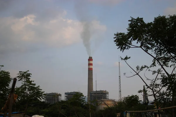 2021年8月23日 印度尼西亚西爪哇 苏卡布米 印度尼西亚西爪哇 佩拉布汉拉图海岸 苏卡布米附近燃煤蒸汽站大烟囱烟尘污染景观 — 图库照片