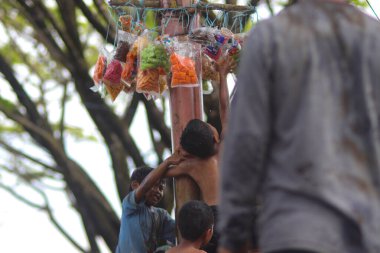 Sukabumi, Batı Java, Endonezya - 22 Ağustos 2021: Endonezya 'nın Bağımsızlık Günü boyunca Endonezya' nın geleneksel oyunları 