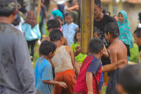 2021年8月22日インドネシア 西ジャワ州スカブミ 泥だらけの幸せなインドネシアの子供たちのグループは インドネシア独立記念日にインドネシアの伝統的なゲーム Panjat Pisang をプレイしています — ストック写真