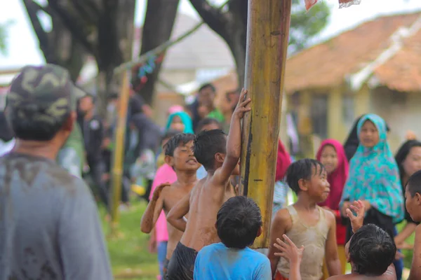 2021年8月22日 印度尼西亚西爪哇 苏加布米 一群满身泥巴的快乐的印尼孩子在印度尼西亚独立日期间玩一种叫做 潘杰特皮桑 的传统游戏 — 图库照片