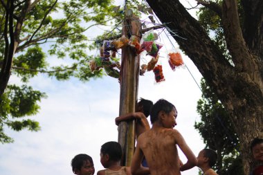 Sukabumi, Batı Java, Endonezya - 22 Ağustos 2021: Endonezya 'nın Bağımsızlık Günü boyunca Endonezya' nın geleneksel oyunları 