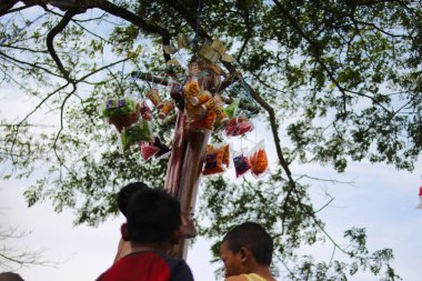 Sukabumi, Batı Java, Endonezya - 22 Ağustos 2021: Endonezya 'nın Bağımsızlık Günü boyunca Endonezya' nın geleneksel oyunları 