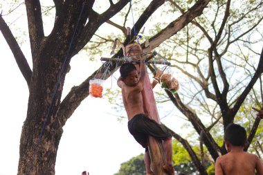 Sukabumi, Batı Java, Endonezya - 22 Ağustos 2021: Endonezya 'nın Bağımsızlık Günü boyunca Endonezya' nın geleneksel oyunları 