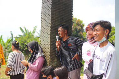 Sukabumi, Batı Java, Endonezya - 19 Ağustos 2021: Endonezya halkı, Endonezya Bağımsızlık Günü 'nde arka bahçede geleneksel oyunlar oynamak için ailelerini izlemek üzere toplanıyor.