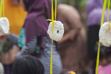 Sukabumi, Batı Java, Endonezya - 19 Ağustos 2021: Endonezyalı bir grup çocuk Endonezya Bağımsızlık Günü sırasında 
