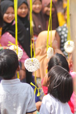 Sukabumi, Batı Java, Endonezya - 19 Ağustos 2021: Endonezyalı bir grup çocuk Endonezya Bağımsızlık Günü sırasında 