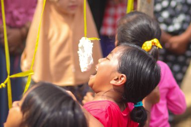 Sukabumi, Batı Java, Endonezya - 19 Ağustos 2021: Endonezyalı bir grup çocuk Endonezya Bağımsızlık Günü sırasında 