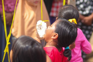 Sukabumi, Batı Java, Endonezya - 19 Ağustos 2021: Endonezyalı bir grup çocuk Endonezya Bağımsızlık Günü sırasında 