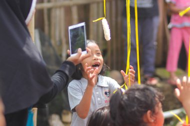 Sukabumi, Batı Java, Endonezya - 19 Ağustos 2021: Endonezyalı bir grup çocuk Endonezya Bağımsızlık Günü sırasında 