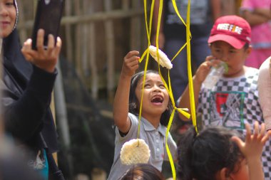 Sukabumi, Batı Java, Endonezya - 19 Ağustos 2021: Endonezyalı bir grup çocuk Endonezya Bağımsızlık Günü sırasında 