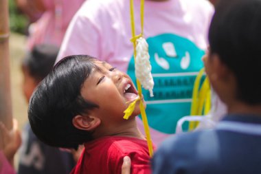 Sukabumi, Batı Java, Endonezya - 19 Ağustos 2021: Endonezyalı bir grup çocuk Endonezya Bağımsızlık Günü sırasında 