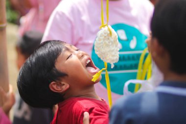 Sukabumi, Batı Java, Endonezya - 19 Ağustos 2021: Endonezyalı bir grup çocuk Endonezya Bağımsızlık Günü sırasında 