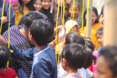 Sukabumi, Batı Java, Endonezya - 19 Ağustos 2021: Endonezyalı bir grup çocuk Endonezya Bağımsızlık Günü sırasında 