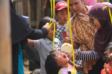 Sukabumi, Batı Java, Endonezya - 19 Ağustos 2021: Endonezyalı bir grup çocuk Endonezya Bağımsızlık Günü sırasında 